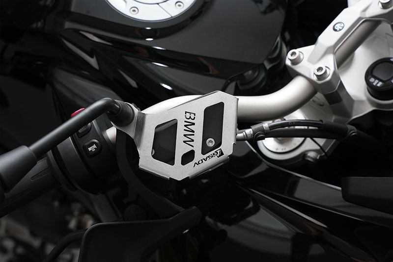 Pump protection cover on the front brake