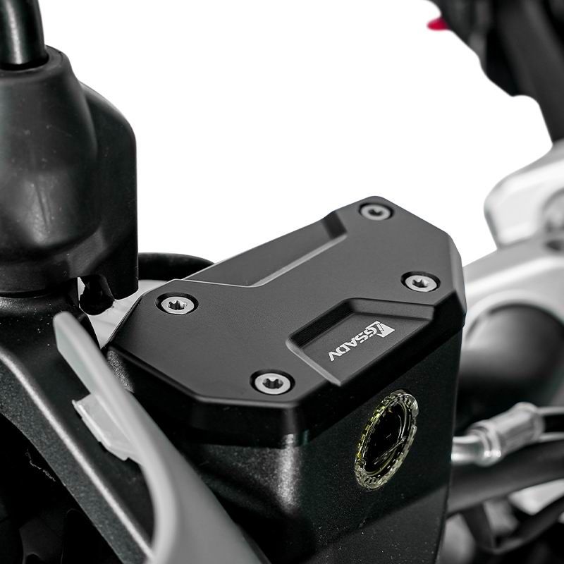 Pump protection cover on the front brake